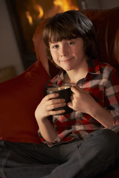 年轻的男孩放松和舒适的日志火杯热饮料 — 图库照片