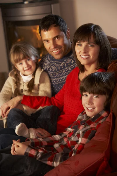家庭放宽在沙发上的舒适日志火的肖像 — 图库照片