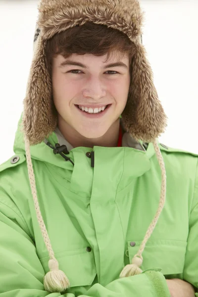 Портрет хлопчика в снігу в хутряній шапці — стокове фото
