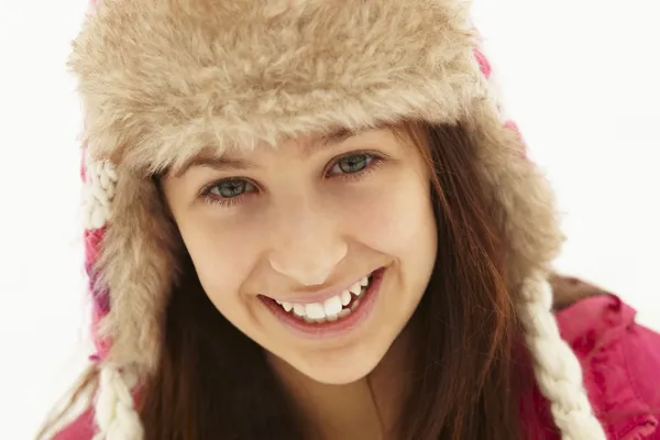 Retrato de adolescente en nieve usando sombrero de piel —  Fotos de Stock