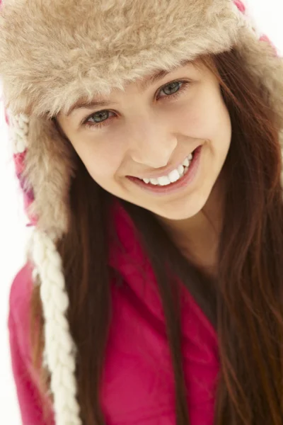 Portrét dospívající dívky ve sněhu nosit kožešinovou čepici — Stock fotografie