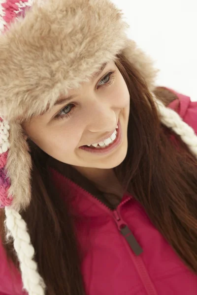 Porträtt av tonårsflicka i snö bär pälsmössa — Stockfoto
