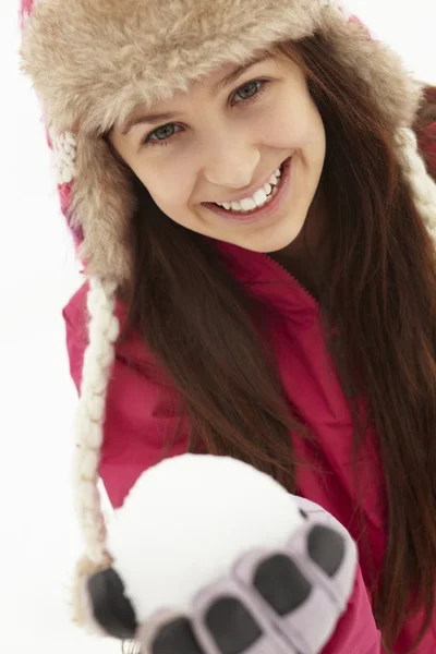 毛皮の帽子を着て雪だるまを保持している 10 代の少女 — ストック写真