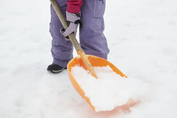 Zbliżenie nastolatka odgarnianie śniegu od ścieżki — Zdjęcie stockowe