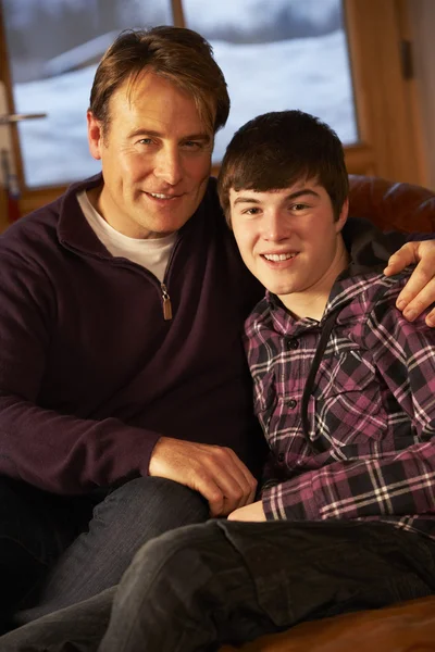 父亲和儿子在一起在沙发上放松的肖像 — 图库照片