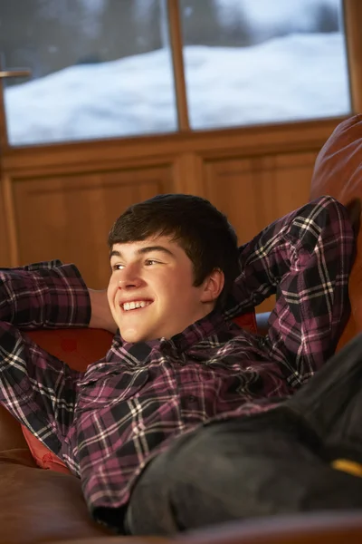 Dospívající chlapec relaxační na pohovce — Stock fotografie