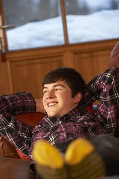 Мальчик-подросток расслабляется на диване — стоковое фото