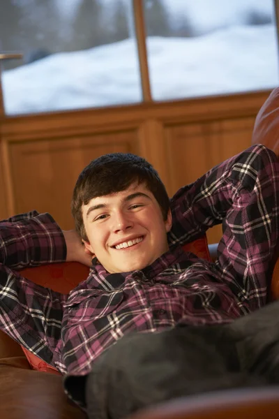 10 代の少年のソファでリラックス — ストック写真