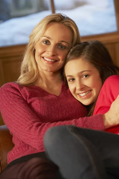 Ritratto di madre e figlia che si rilassano sul divano insieme — Foto Stock