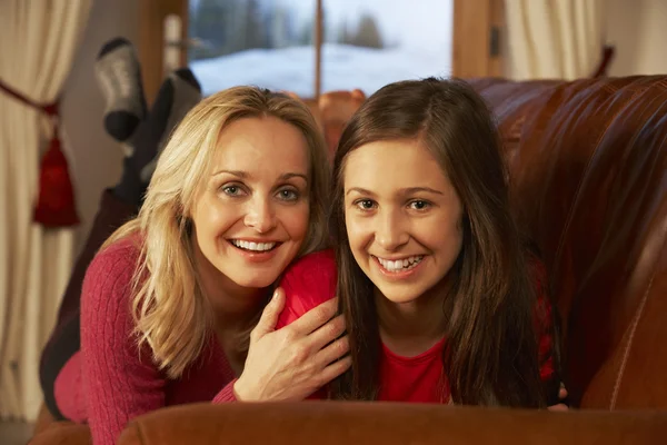 Портрет мами і дочки розслабляючись на дивані разом — стокове фото