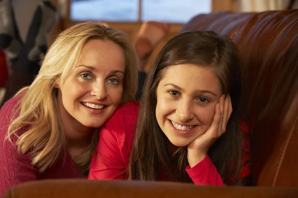 Portrait Of Mother And Daughter Relaxing On Sofa Together — Stock Photo, Image