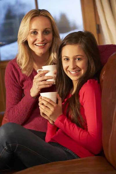 Портрет матери и дочери, отдыхающих на диване вместе с H — стоковое фото