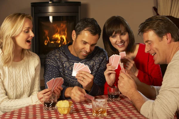 Gruppe von Paaren mittleren Alters, die gemeinsam Karten spielen — Stockfoto