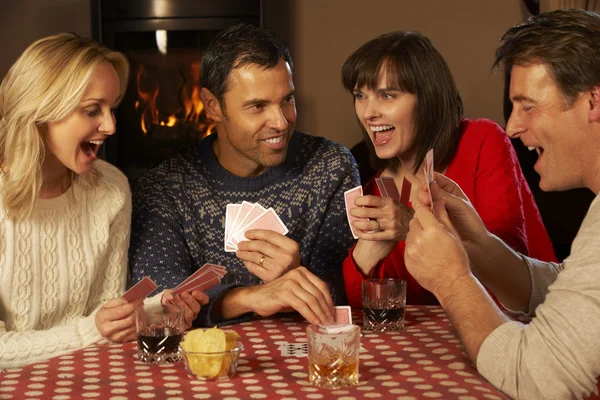 Gruppe von Paaren mittleren Alters, die gemeinsam Karten spielen — Stockfoto