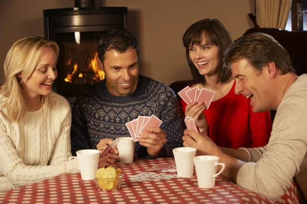 Группа пар среднего возраста, играющих в карты вместе — стоковое фото