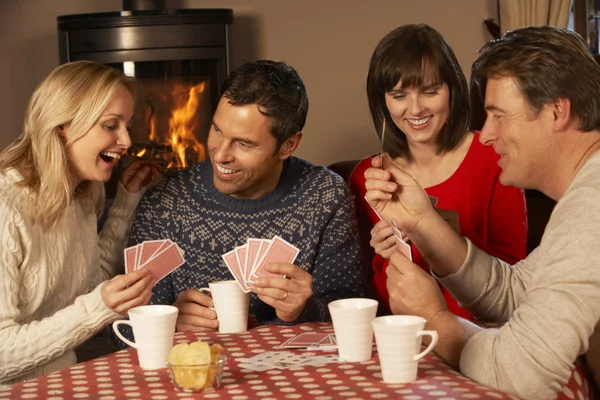 Grupo de casais de meia-idade jogando cartas juntos — Fotografia de Stock