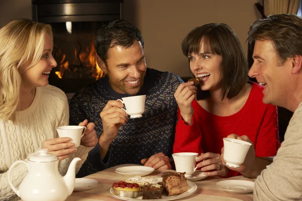 Группа пар среднего возраста, наслаждающихся чаем и тортом вместе — стоковое фото