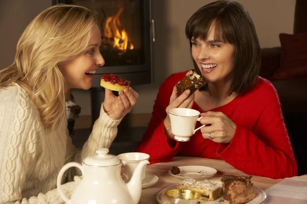 Dos mujeres de mediana edad disfrutando del té y la torta juntas —  Fotos de Stock