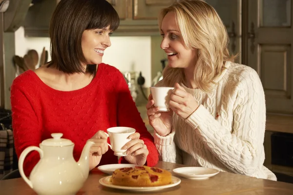 一緒にお茶とケーキを楽しむ 2 つの中間の老化させた女性 — ストック写真