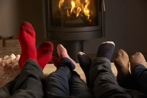 Close up van familys voeten ontspannen door gezellige open haard met marshmal — Stockfoto