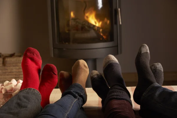 クローズ アップの familys のリラックス足 marshmal で居心地の良い暖炉によって — ストック写真