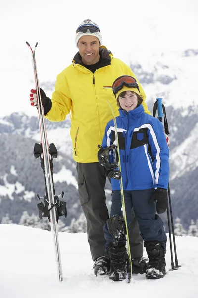 Otec a syn na lyžařské dovolené v horách — Stock fotografie