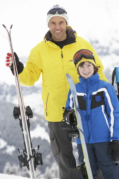 Pai e filho em férias de esqui em montanhas — Fotografia de Stock