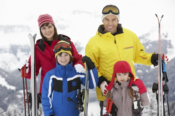 Familia en vacaciones de esquí en las montañas — Foto de Stock