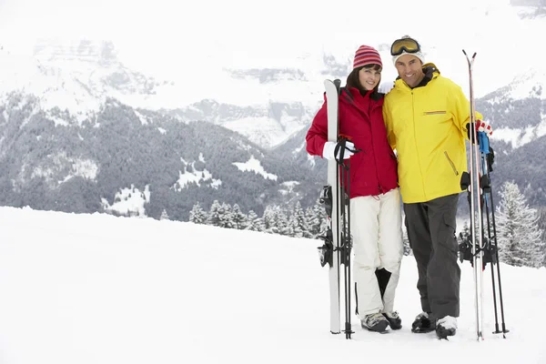 Casal de meia-idade em férias de esqui em montanhas — Fotografia de Stock