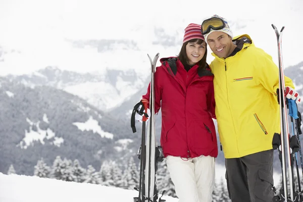 Paar mittleren Alters im Skiurlaub in den Bergen — Stockfoto