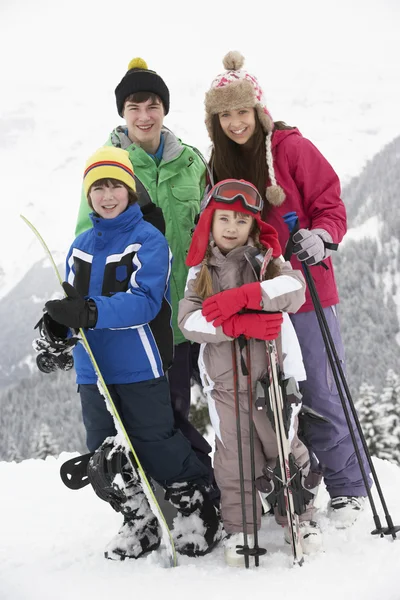 Gruppo di bambini in vacanza sugli sci in montagna — Foto Stock