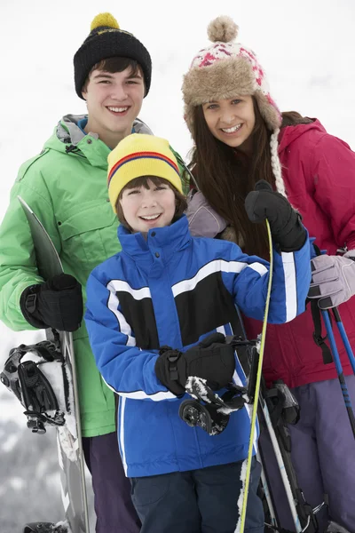 Groep van kinderen op skivakantie in Bergen — Stockfoto