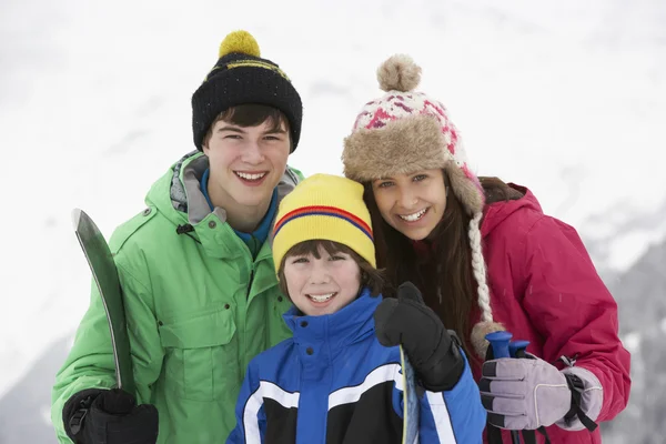 Grupo de crianças em férias de esqui em montanhas — Fotografia de Stock