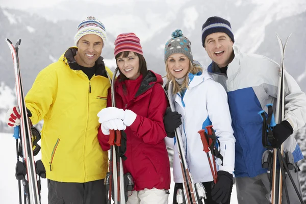 Groep van middelbare leeftijd paren op skivakantie in Bergen — Stockfoto