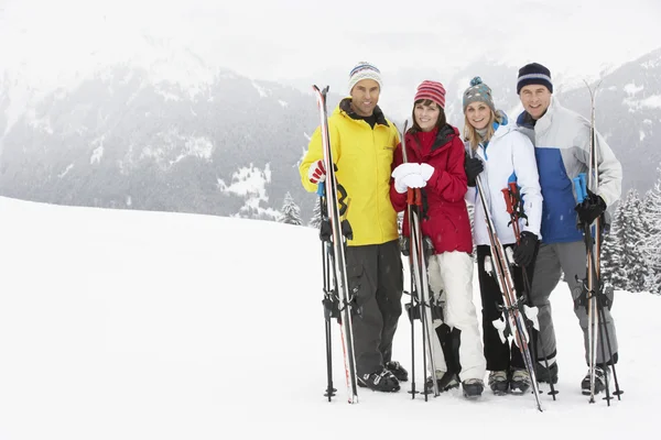 Skupina středního věku páry na lyžařské dovolené v horách — Stock fotografie