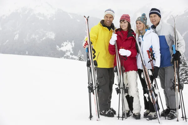 Ομάδα μέσης ηλικίας ζευγάρια διακοπές σκι στα βουνά — Φωτογραφία Αρχείου