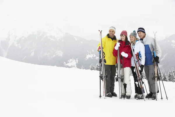 중간의 그룹 산에서 스키 휴가에 커플 세 — 스톡 사진