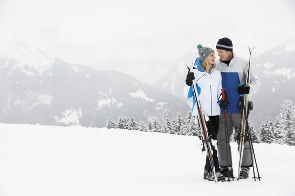 Middeleeuws paar op skivakantie in de bergen — Stockfoto