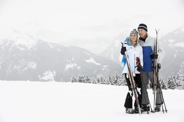 Middeleeuws paar op skivakantie in de bergen — Stockfoto