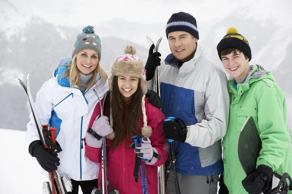 Семья на лыжном отдыхе в горах — стоковое фото