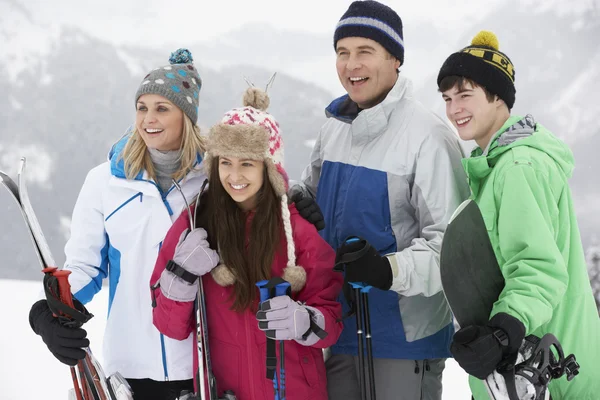 Famille En Ski Vacances En Montagne — Photo