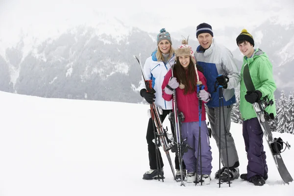 山でのスキー休暇の家族 — ストック写真