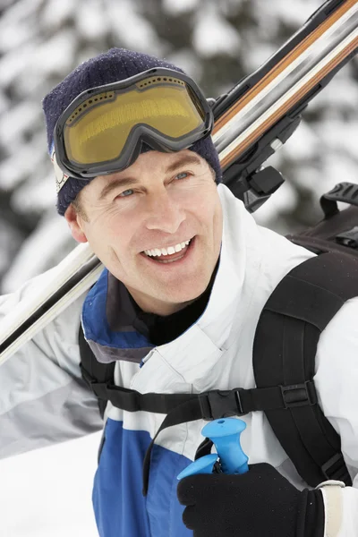 Человек среднего возраста на лыжном отдыхе в горах — стоковое фото