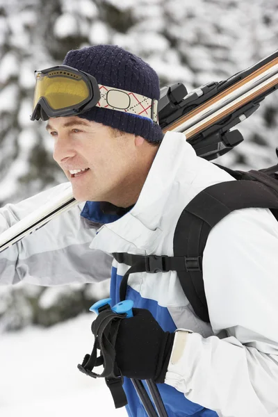 Hombre de mediana edad en vacaciones de esquí en las montañas —  Fotos de Stock