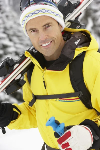 Středního věku muž na lyžařské dovolené v horách — Stock fotografie