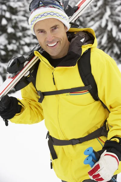 Mann mittleren Alters im Skiurlaub in den Bergen — Stockfoto