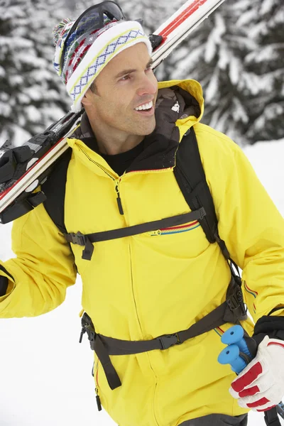 Orta yaşlı adam dağlarda Kayak tatil — Stok fotoğraf