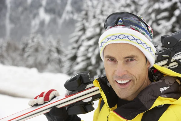 Hombre de mediana edad en vacaciones de esquí en las montañas — Foto de Stock