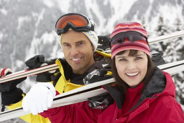 Středověký pár na lyžích Dovolená v horách — Stock fotografie