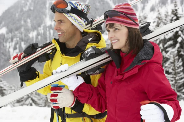 Paar mittleren Alters im Skiurlaub in den Bergen — Stockfoto